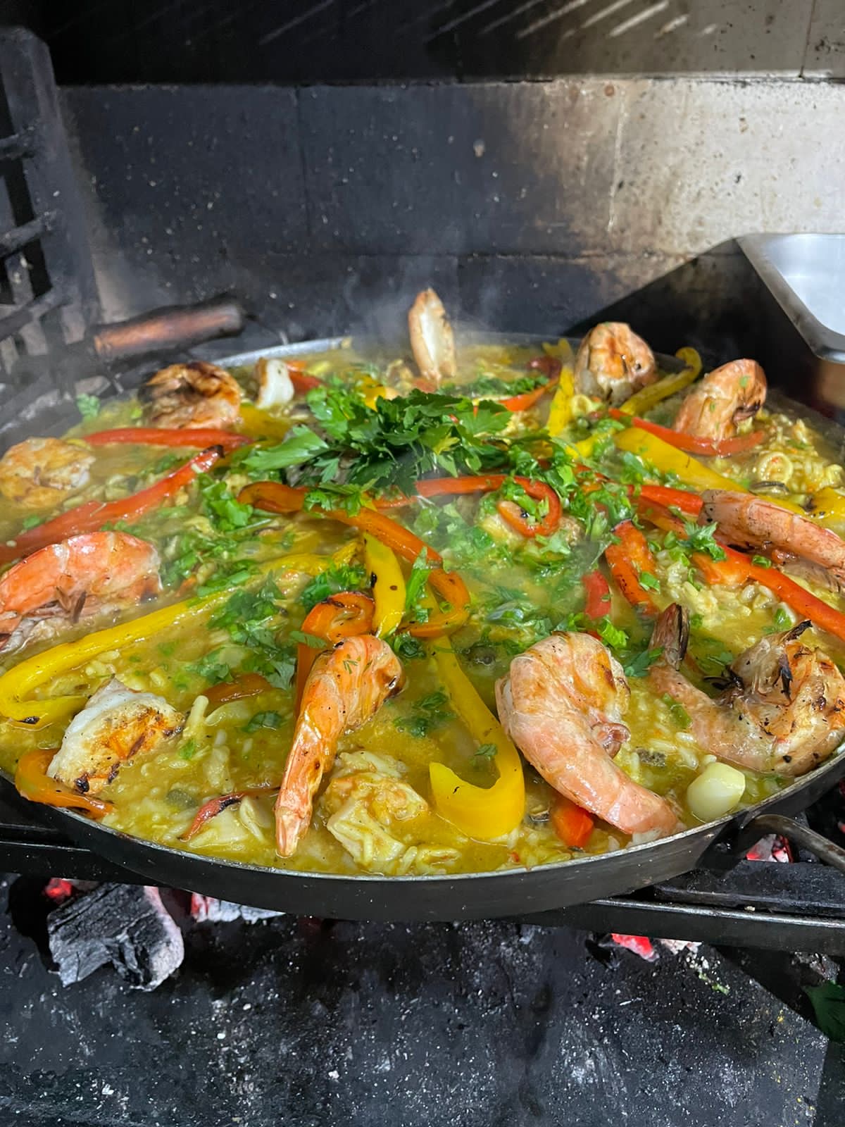 Paella de frutos do mar direto na brasa