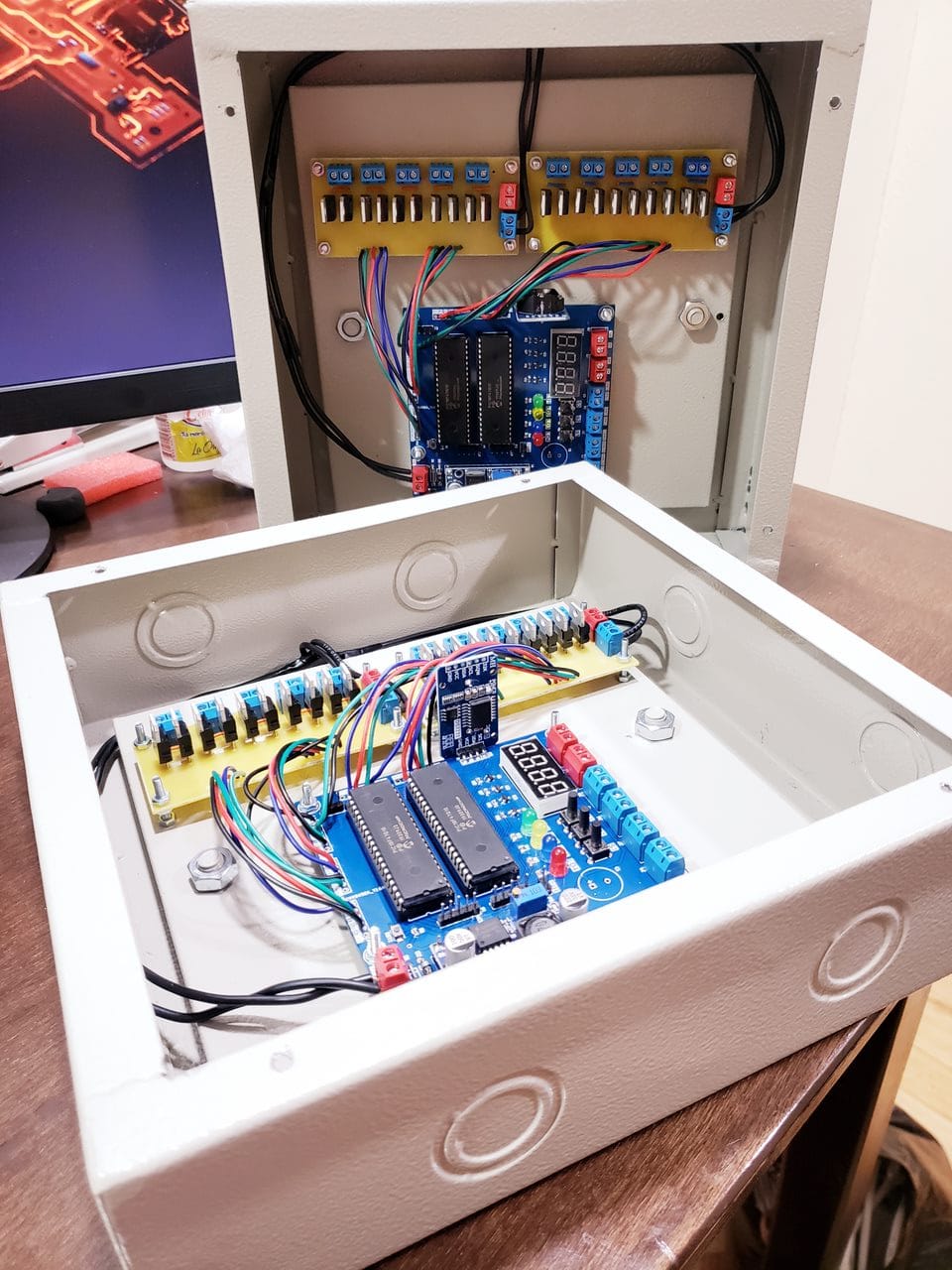 Controle automático de luzes LED com microcontrolador PIC