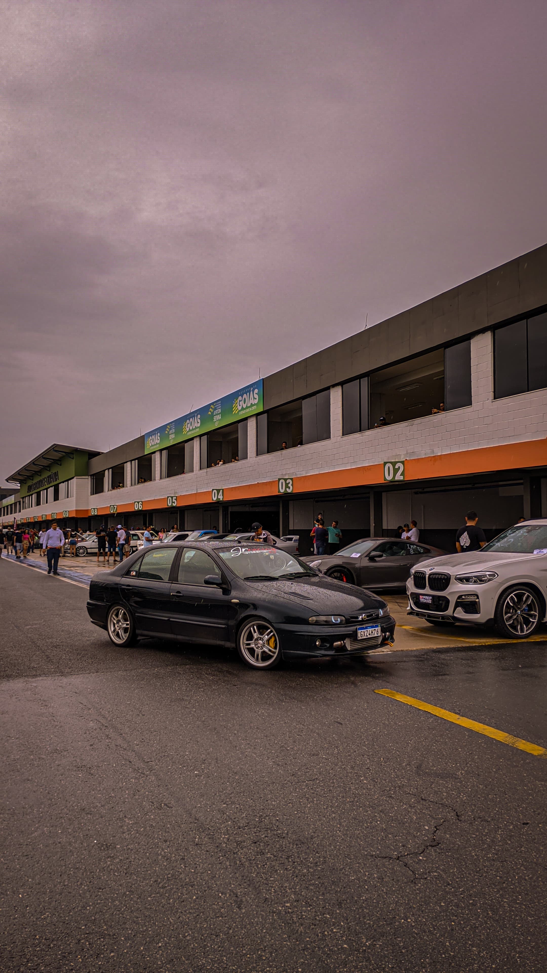 Evento automotivo em dia de chuva