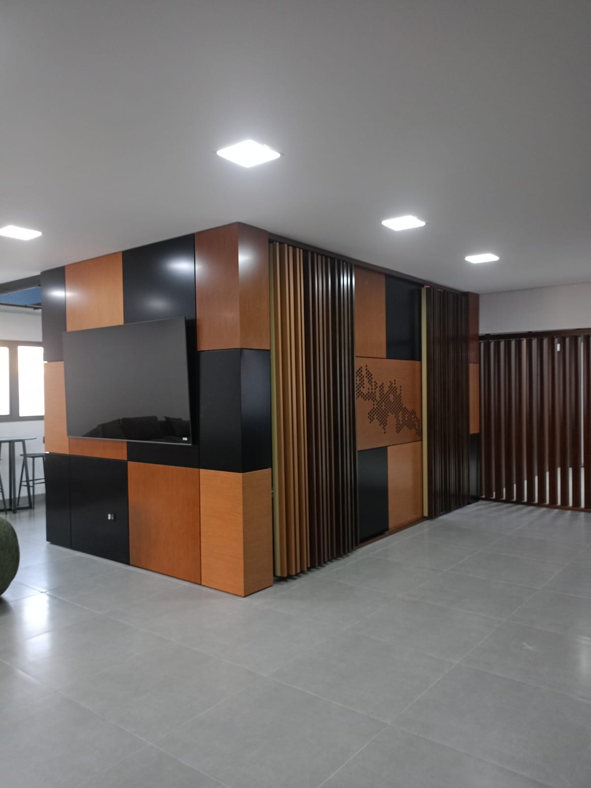 Revestimento em ACM para parte interna de uma empresa